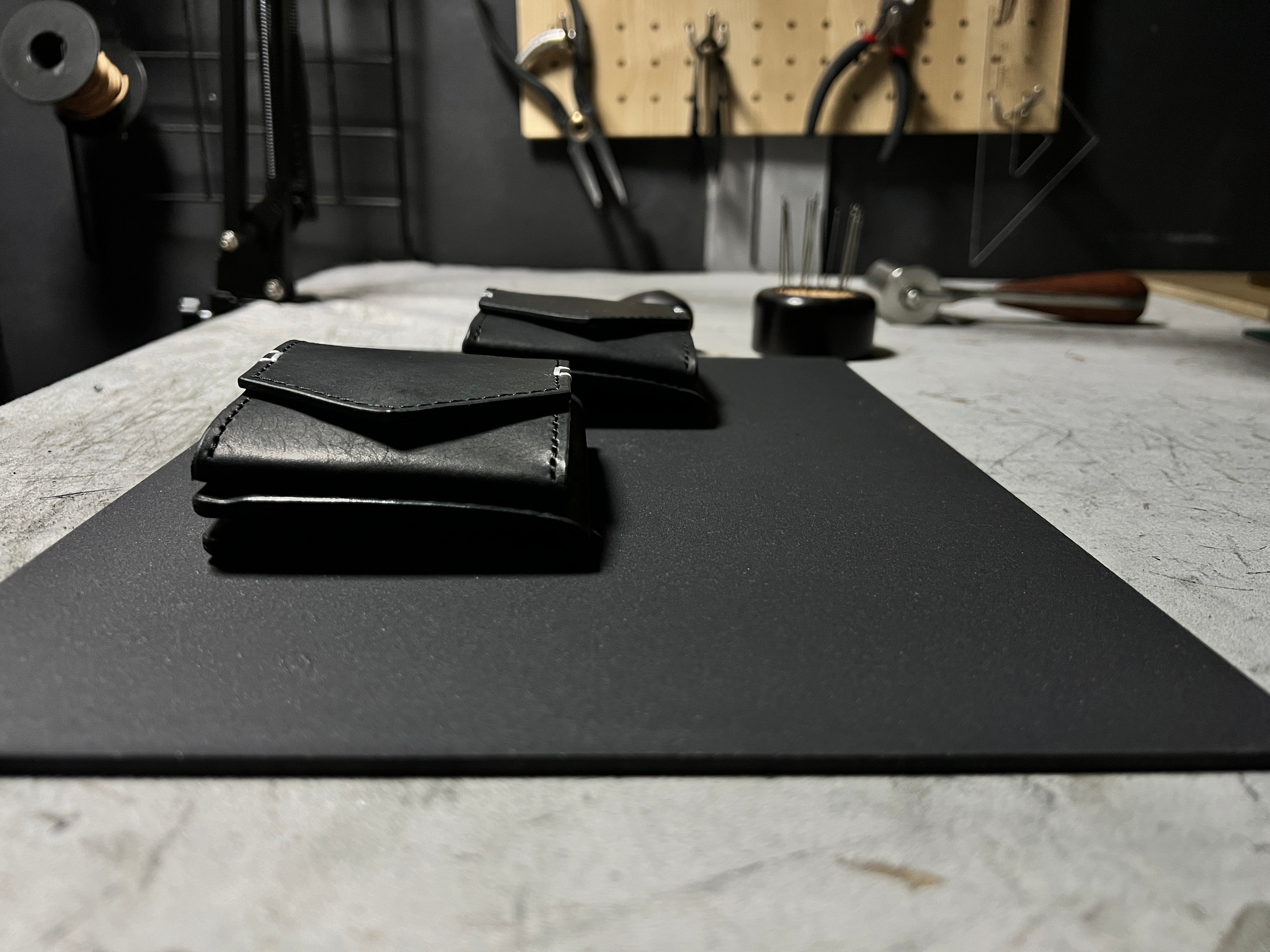 compact wallet ブラック 日本製本革二つ折りミニ財布 – frasco.
